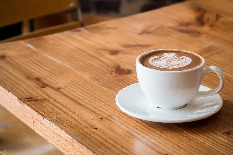 Un expreso de tamaño mediano en un plato blanco