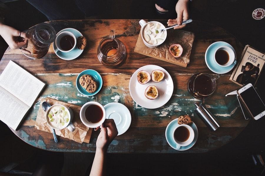 Personas tomando café durante el desayuno.