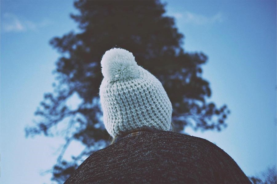 Pessoa usando gorro de tricô com pompom