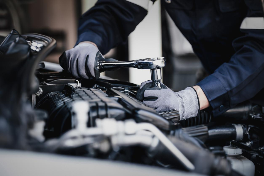 Meccanico professionista che lavora sul motore dell'auto