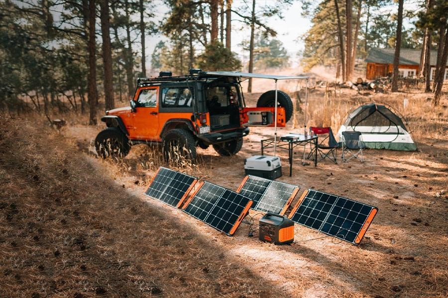 Los paneles solares alimentan estaciones de energía portátiles sin costo adicional