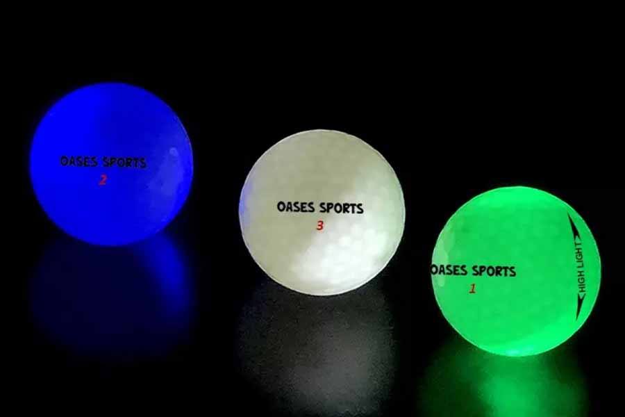 Tre diversi colori di palline da golf che si illuminano al buio