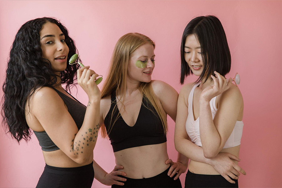 Tres chicas con productos de belleza.