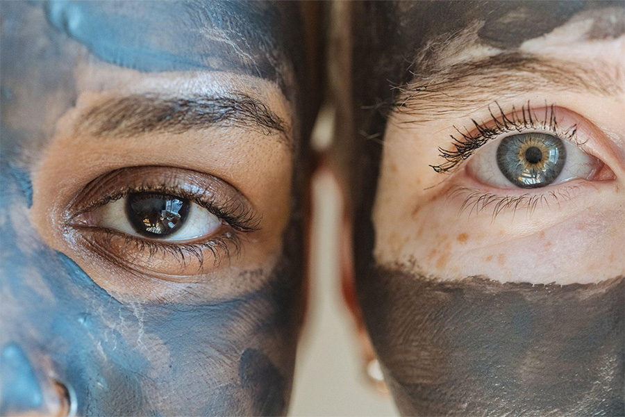 Dos chicas con mascarillas