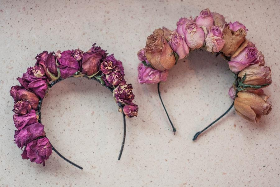 Dos diademas con adornos florales.