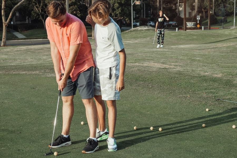 Dois homens jogando golfe em roupas de golfe da moda