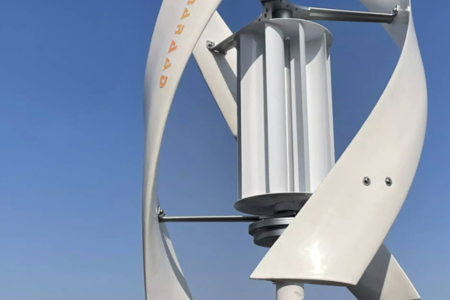 Windgenerator, der an einem Flussufer installiert ist