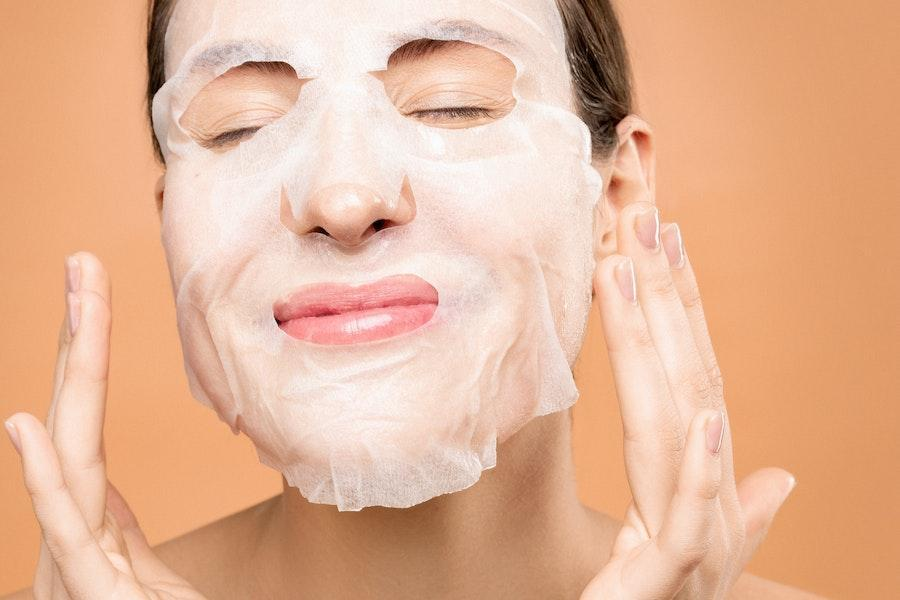 Mujer aplicando una mascarilla transparente