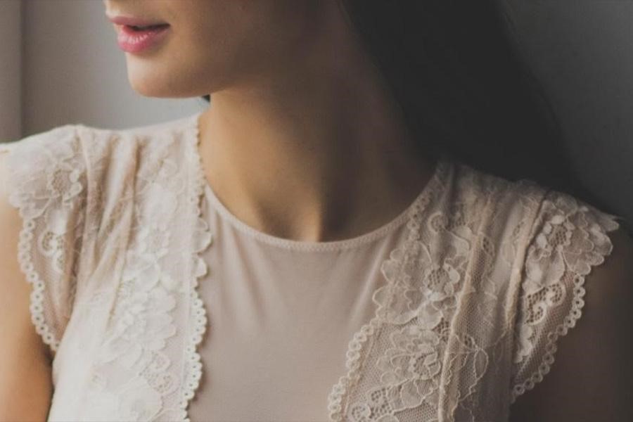 Femme en chemise blanche avec bordure en dentelle