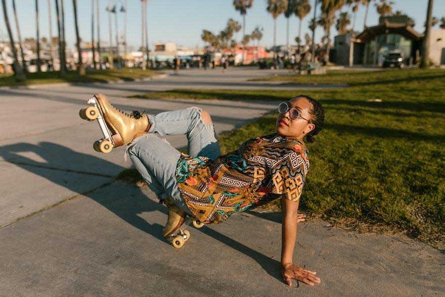 Femme sur patins à roulettes dans une chemise et un jean