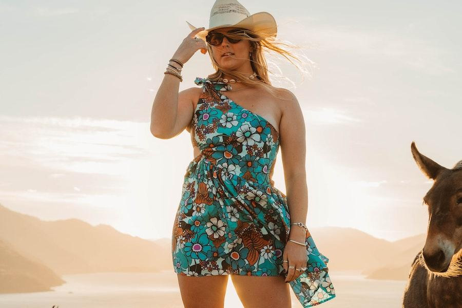 Mujer posando con sombrero de vaquero de paja