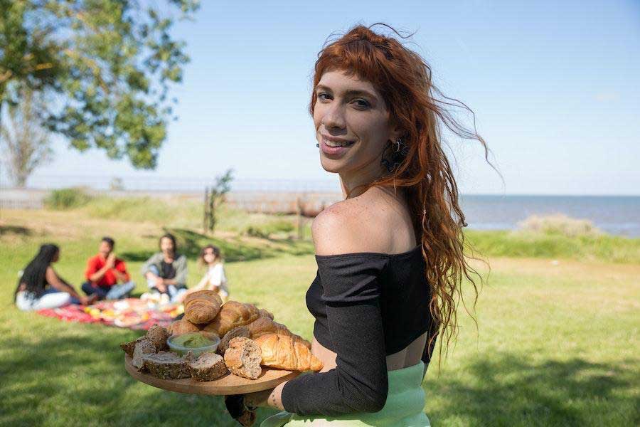 Femme souriante tout en portant un crop top noir à manches longues