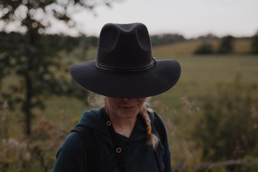 Donna che indossa un cappello da cowboy nero