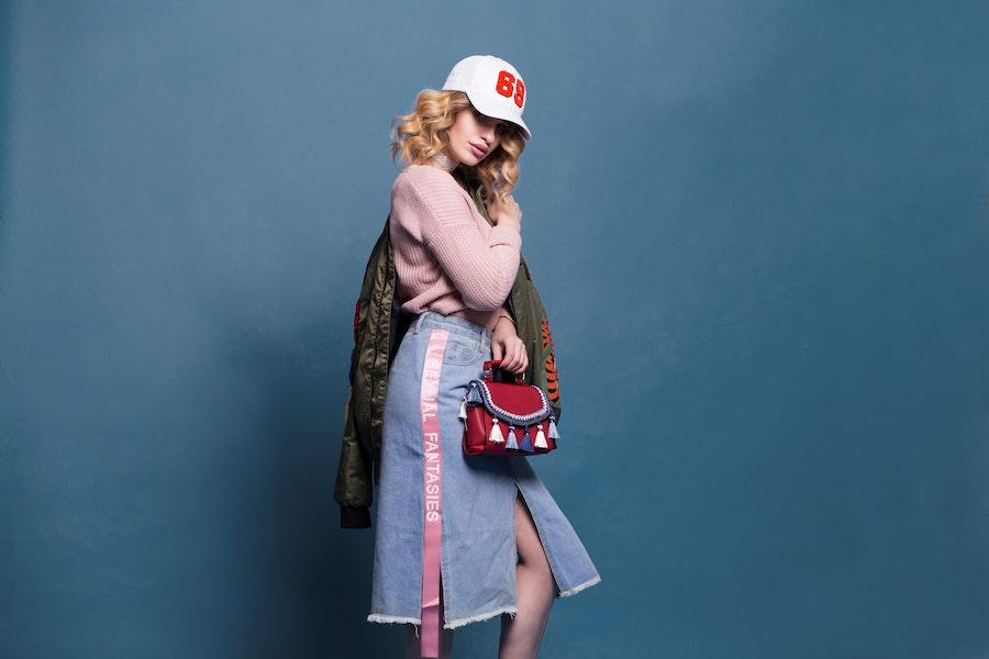 Woman wearing a white baseball cap with red embroidery