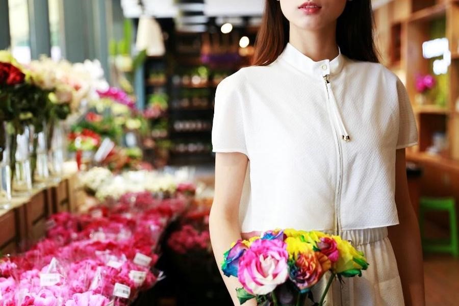 Femme portant une robe avec cordons et cordons