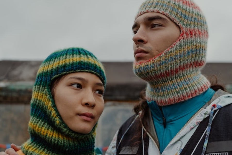 Um homem e uma mulher usando balaclavas com abertura total no rosto