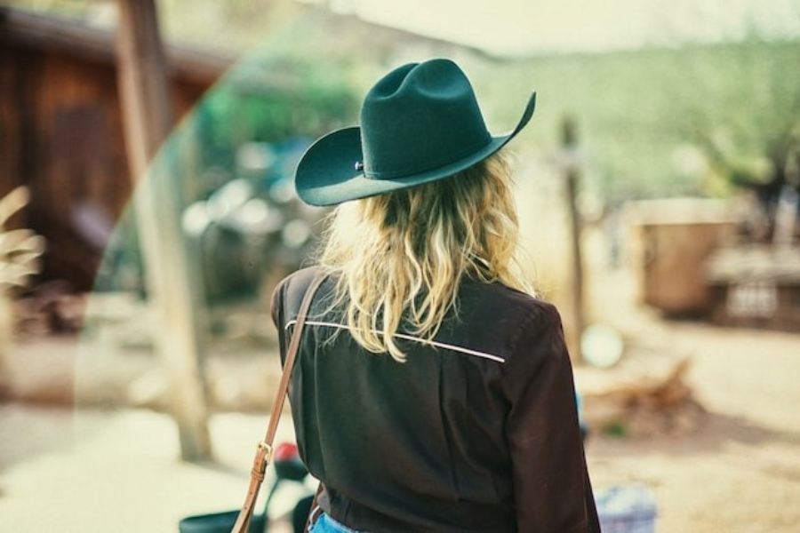 Uma mulher usando um chapéu de cowboy preto