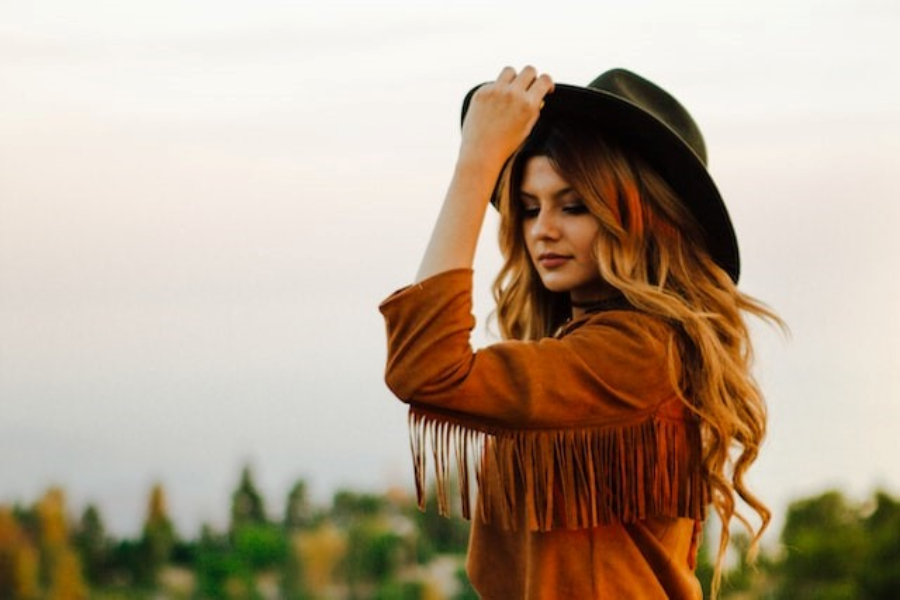 Uma mulher usando um chapéu de cowboy preto