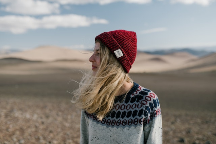 Une femme portant un bonnet marron