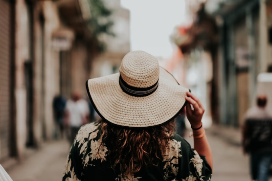 Uma mulher usando um chapéu de sol de palha