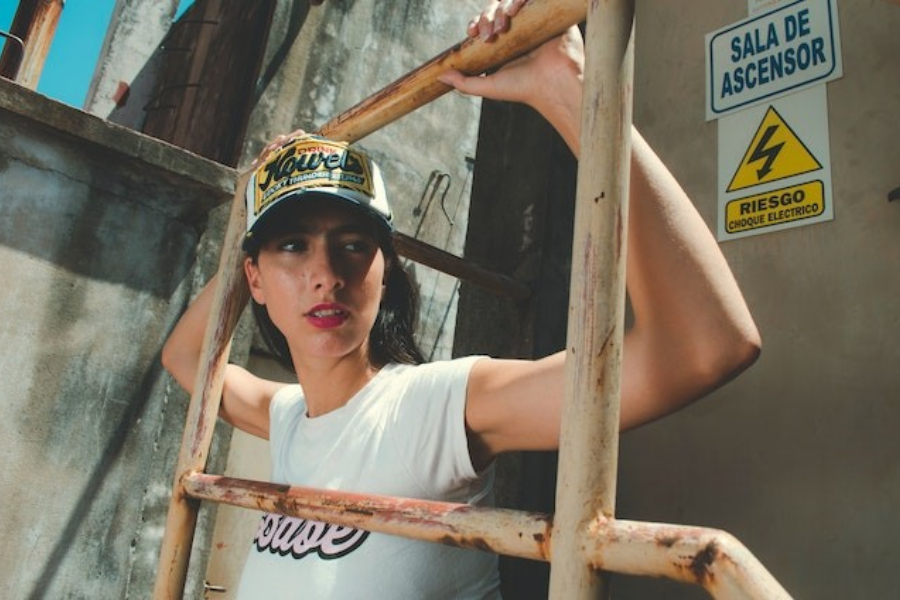 Une femme portant un chapeau de camionneur