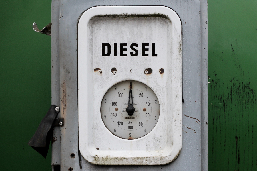 Parola incisa sul serbatoio del carburante diesel