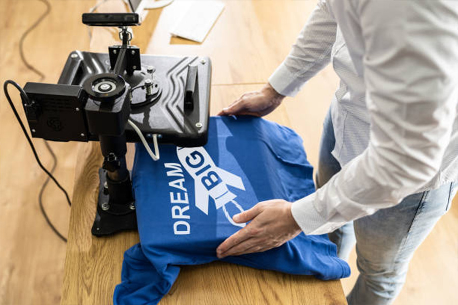 Drucken von Wörtern und Bildern auf T-Shirts mit einer Heißpresse