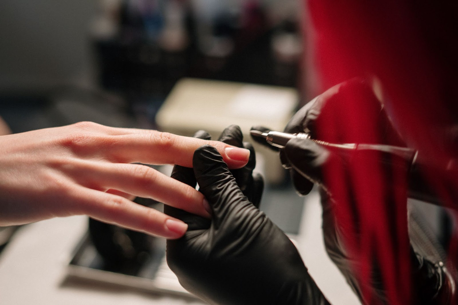 Donna che ottiene una gelatina di manicure