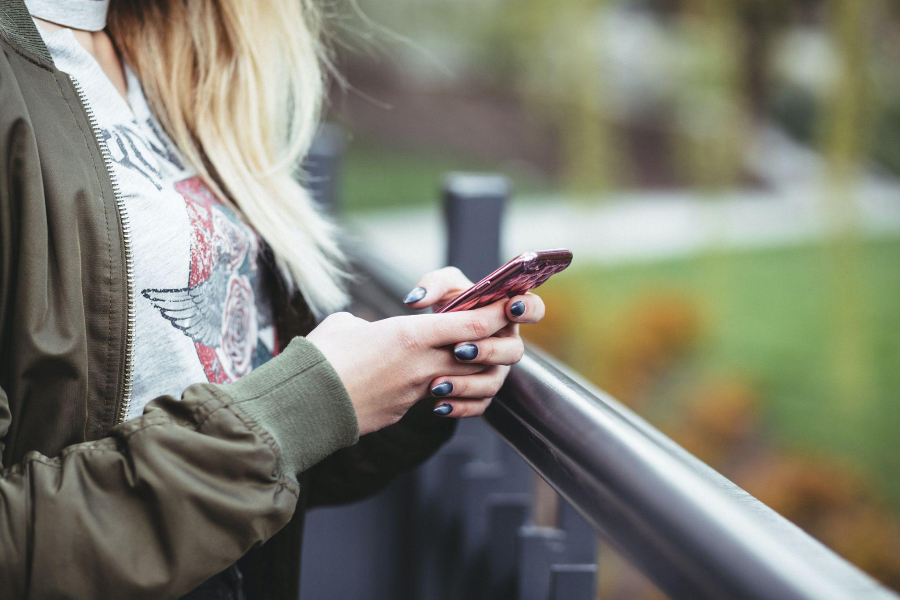 Cep telefonu tutan siyah beyaz ombre tırnaklı kadın